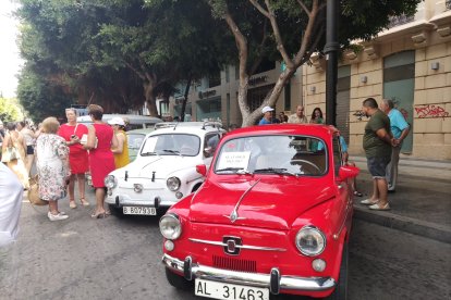 Exposición de coches antiguos en el paseo de Almería