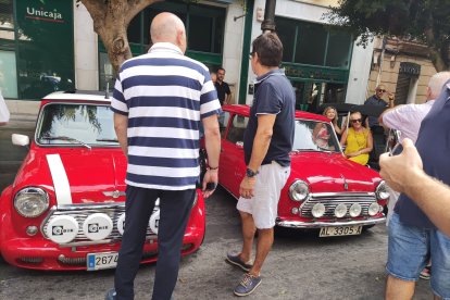 Visitantes contemplando la exposición