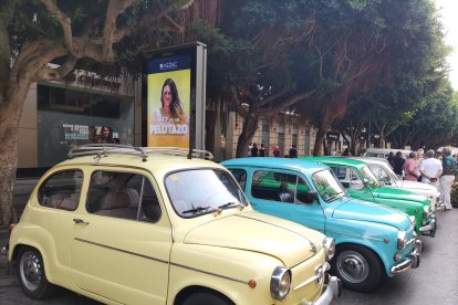 Fila de exposición de coches antiguos