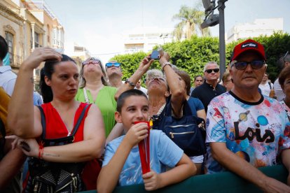 Los almerienses acudieron en masa a la ofrenda floral de la Virgen del Mar.