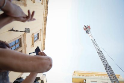 Espectacular descenso de los bomberos de Almería para poner flores a los pies de la Virgen del Mar.