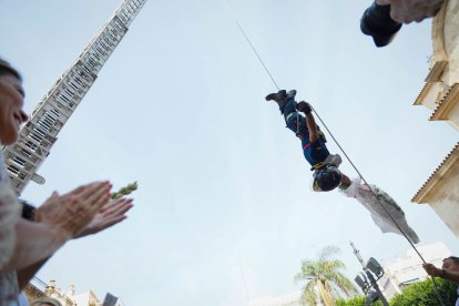 Espectacular descenso de los bomberos de Almería para poner flores a los pies de la Virgen del Mar.