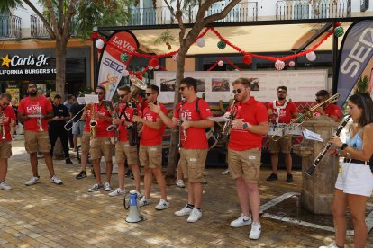La charanga de La Voz de Almería y MRW se despidió de la feria y del programa del ‘Hoy por Hoy’. Con su música animaron a toda la gente en Puerta Purchena.