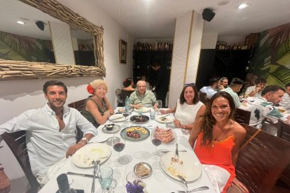 Mari Trini, María José, Teresa, Eduardo y Curro escogieron este sábado Casa Sevilla para celebrar un día marcado en rojo en el calendario.