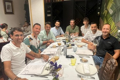 \'Los Makis\' destacan muchas cosas de Casa Sevilla, especialmente, el entorno y la comida. Por este motivo, han convertido en tradición visitar el restaurante juntos cada último día de Feria.