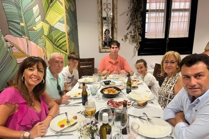 La familia Paris escoge Casa Sevilla para celebrar el Día en Honor a la Virgen del Mar. Destacan la hospitalidad del local.