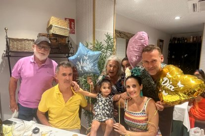 Mar Henares Guerrero celebra su santo en Casa Sevilla junto a su familia con un delicioso arroz con pulpo.