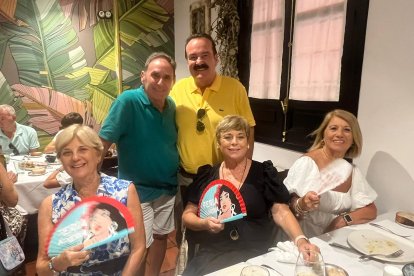 La familia Fernández Almira León de Málaga y Almería visitan todos los años Casa Sevilla. Destacan el jamón y el queso de este local emblemático en el centro de Almería.