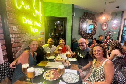 El grupo de amigos \'chinchín\' escogió también Casa Sevilla este último sábado de Feria. Destacan la calidad del producto y el servicio que califican de \'fantástico\'.