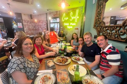 Esta familia de Almería y Murcia se quedan con Casa Sevilla por el servicio.