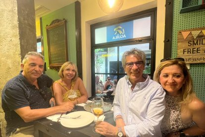Santiago, Mila, Ana y Juan Carlos han convertido en tradición visitar Casa Sevilla el último día de Feria.