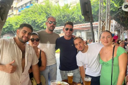 Este grupo de sevillanos disfrutan de la Feria de Almería.