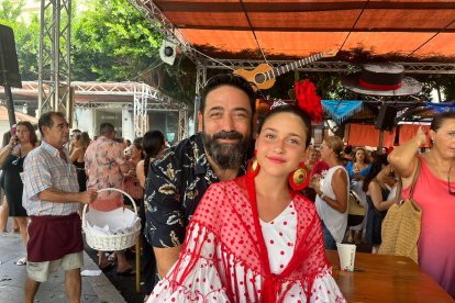 David, que se considera mitad almeriense, mitad belga, celebra la Feria junto a su hija Mar. Destacan las tapas de migas y el ambiente.