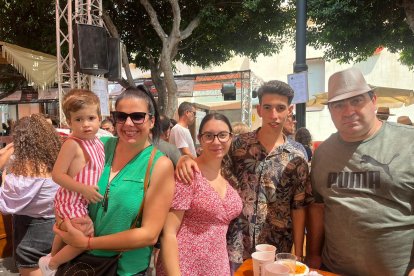 Juanjo, Alex, Andrea, Luisa y David Miguel son un grupo de amigos de Almería.