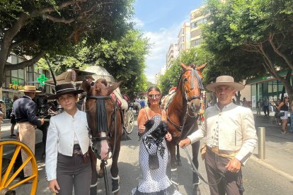 Mabel Martínez, José Simón y Desirée Simón disfrutaban este sábado del tradicional Paseo de Caballos y Carruajes.