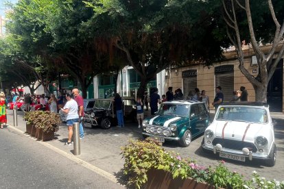 Exposición de vehículos antiguos este sábado en el Paseo de Almería.