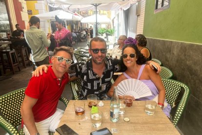 Este grupo de Cieza (Murcia) visitó la Feria de Almería este sábado y escogieron Quesería Yo sin Ti por la calidad-precio y la calidad del servicio.