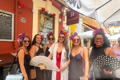 Este grupo de la despedida de soltera de Lisandra disfrutaron de un estupendo mediodía en Entrefinos.