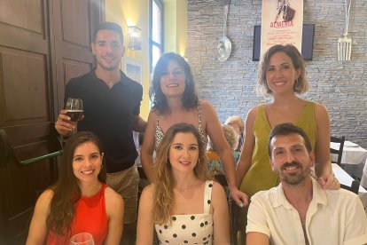 A \'los colegas\' les encanta el ambiente de Restaurante Entrefinos. Posan así de sonrientes para LA VOZ.
