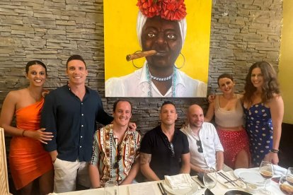 Eli, Alba, Juanjo, Sergio, Alberto, Germán y Bea son un grupo de amigos de Córdoba, Murcia, Alicante, Carboneras, Almería y Linares que disfrutan de la Feria de Mediodía en Entrefinos.