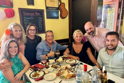 Paco Morales y Emilia de Entrefinos y Quesería Yo sin Ti posan junto a Borja Barrios, Lola Barrios, Paco Barrios, Aurora Plaza, y Raquel Sorroche, hermanos y familiares del querido compañero de LA VOZ, Juan Antonio Barrios.