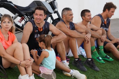 Un momento de descanso para los participantes en la Almerimar Basketball Summer League. 