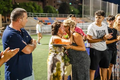 La madre del jugador no falta a la cita.