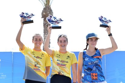 Levantando el trofeo.