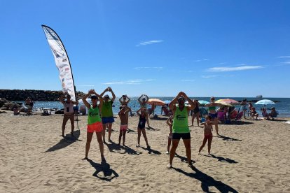 Levántate y Baila ha revolucionado la playa de Cala Siret.