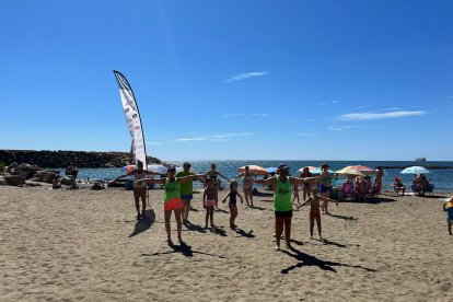 A ritmo de bachata y salsa Levántate y Baila motivó a los bañistas en Villaricos.