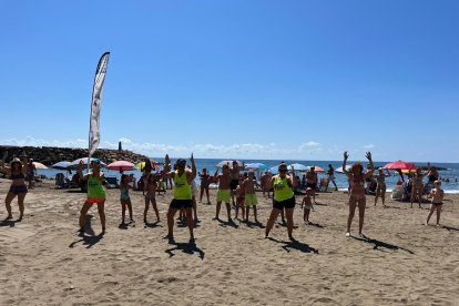 Levántate y Baile se despidió por todo lo alto de los bañistas en Cala Siret.