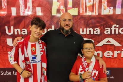 Papá Ramón Rodríguez con sus hijos Adrián y Leo, listos para animar.