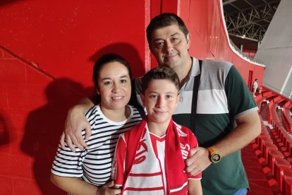 Mari Silva, Javi Sánchez y Javier Sánchez, antes del partido en la Tribuna.