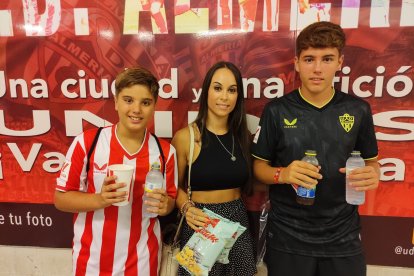 Erik, Mónica y Eduardo, grandes aficionados del equipo almeriense de Moreno.
