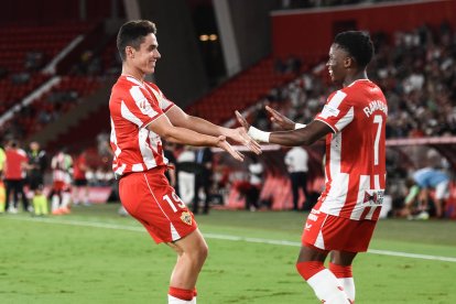 Celebrando su gol al Celta de Vigo con Ramazani.