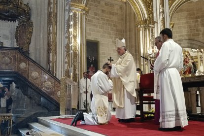 Imposición de manos del obispo a Manuel Piedra, nuevo sacerdote de la Diócesis de Almería.