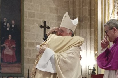 Manuel Piedra, ya sacerdote, abrazado al obispo de Almería, Antonio Gómez Cantero.