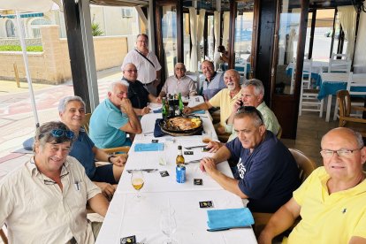 El homenajeado y asistentes, durante el almuerzo celebrado en la playa de la Urbanización de Roquetas de Mar.