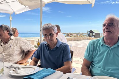 Antiguos alumnos de Don Eugenio, durante el almuerzo en el chiringuito Koral.