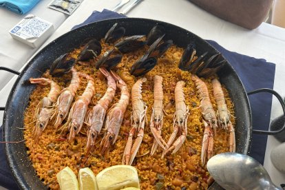 Disfrutando de una buena paella.