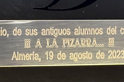 Placa homenaje al docente.