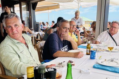 Antiguos alumnos de Don Eugenio, durante el almuerzo en el chiringuito Koral.