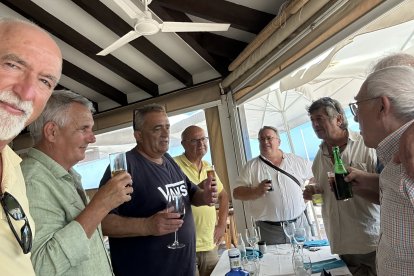 Momento del brindis por el reencuentro con el viejo profesor de los setenta.