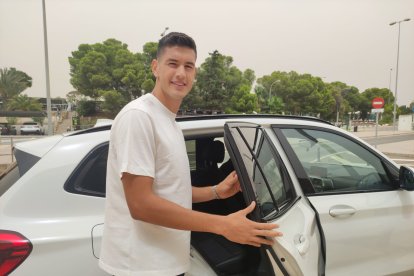 César Montes en el aeropuerto de Almería.
