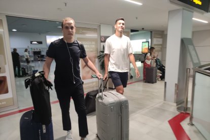 El nuevo futbolista del Almería, con camiseta blanca, saliendo de la terminal. 