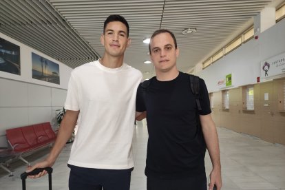 César Montes con Sergio Vizuete, uno de sus representantes. 