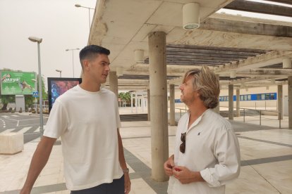 El jugador con Jorge Díaz, empleado del Almería.