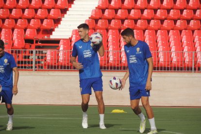 Muy metido en el trabajo desde el primer minuto.