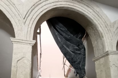 Una de las escaleras de entrada al inmueble