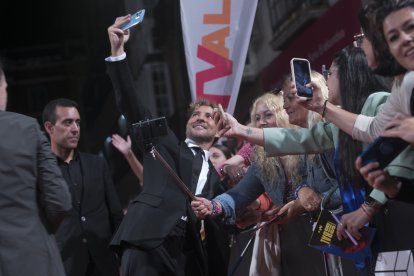 Bisbal atendiendo a sus seguidores en Vitoria.